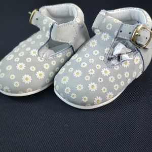 KINDER GIRLS BABY SHOES GENTLY WORN